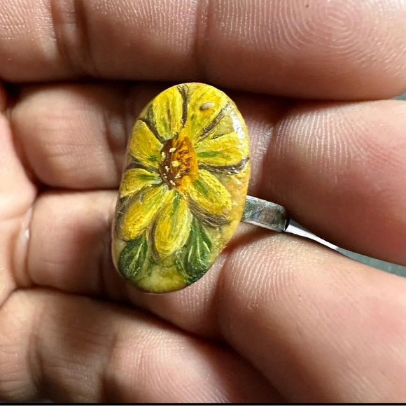 Hand Painted Artisan Rock Sunflower Painting Ring Signed By Artist Adjustable - Picture 3 of 7